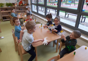 30 Dzieci wykonują Orła Białego - godło Polski